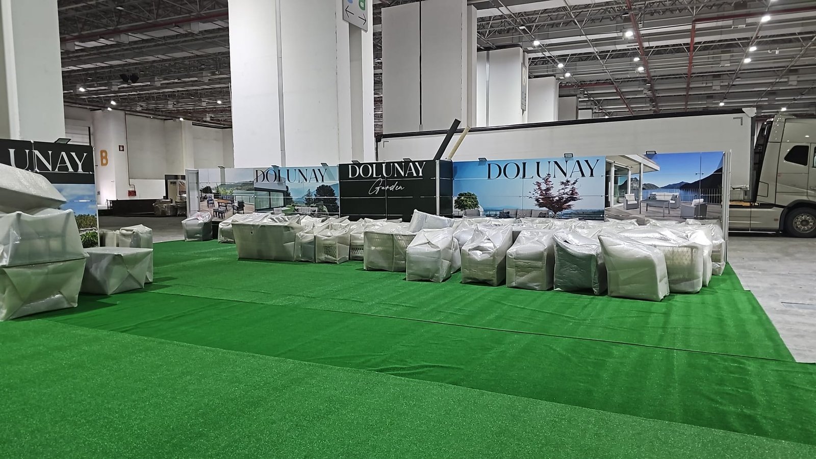 Exhibition stand installation photo 15