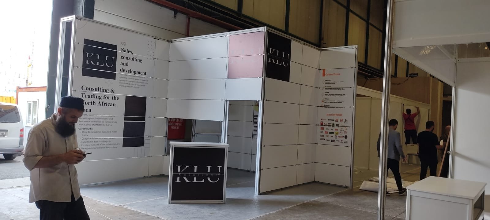 Exhibition stand installation photo 22