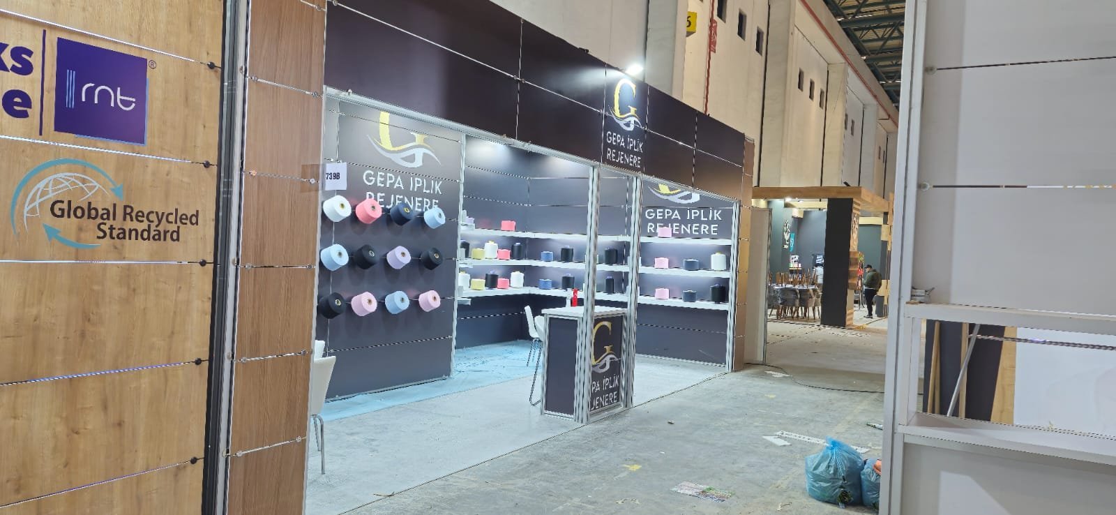 Exhibition stand installation photo 26