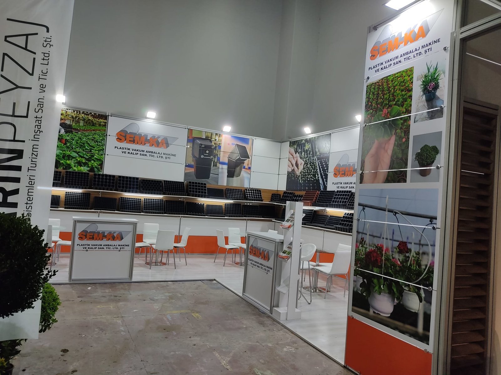 Exhibition stand installation photo 29