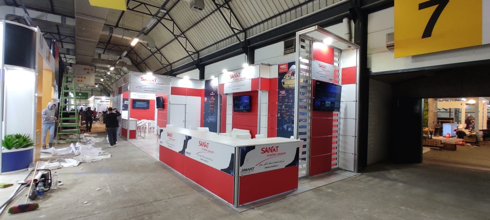 Exhibition stand installation photo 36