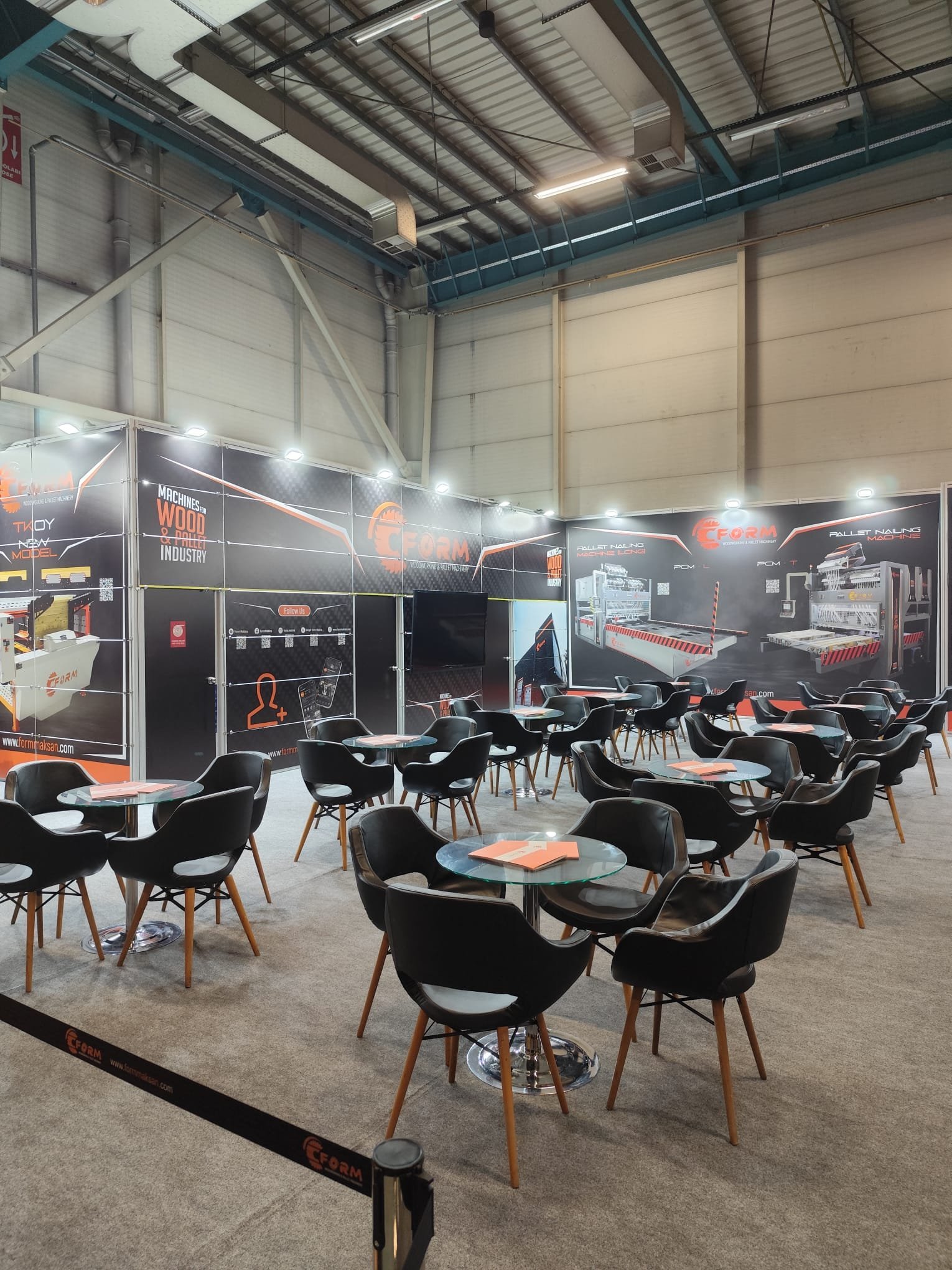Exhibition stand installation photo 57